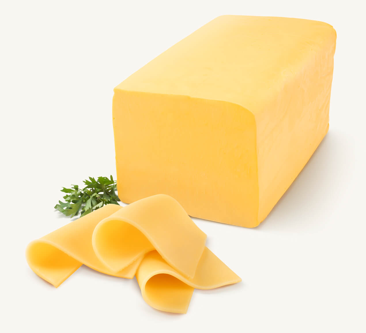 Queso Cheddar en barra, acompañado de fetas finas y perejil fresco