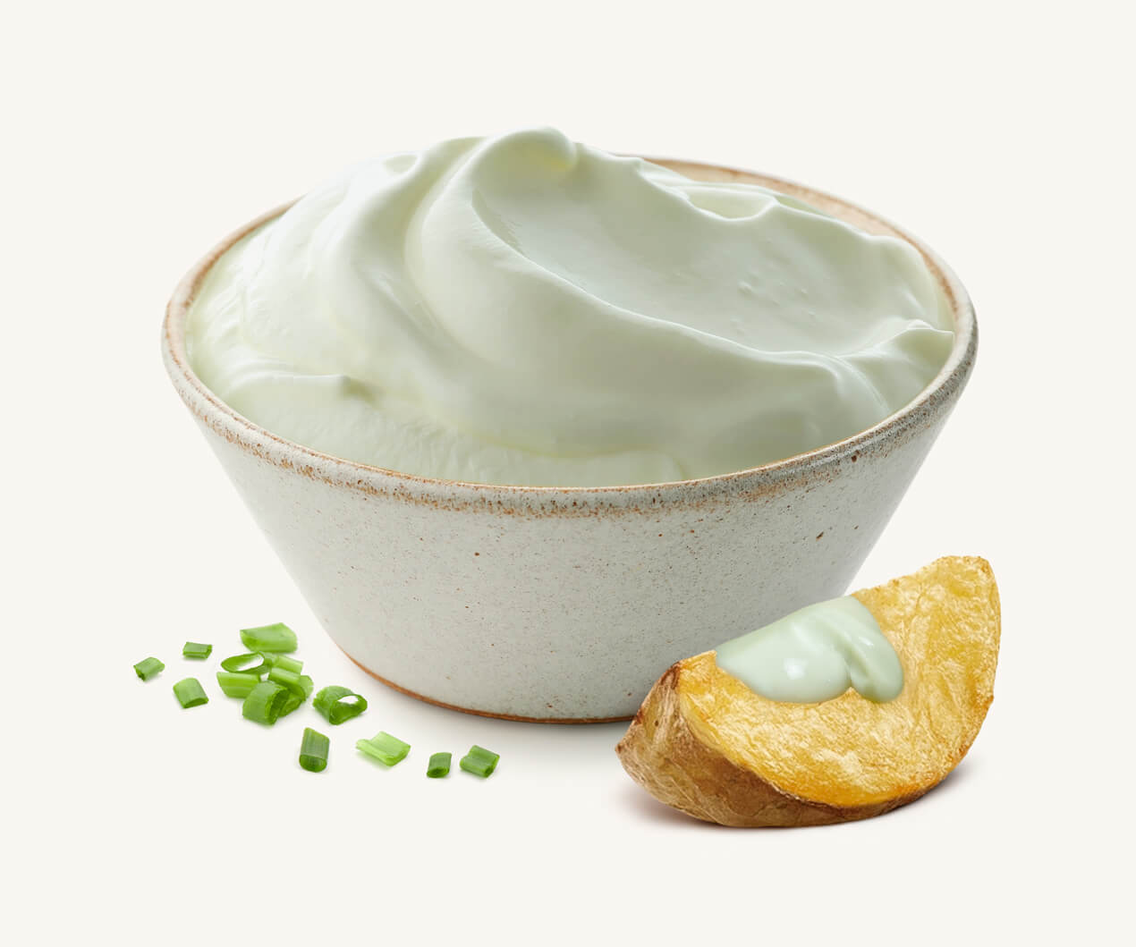 Pote de queso procesado untable azul acompañado de ciboulette y papa al horno