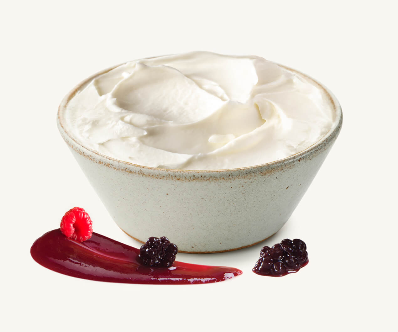 Pote de queso procesado untable blanco acompañado de salsa de frutos rojos