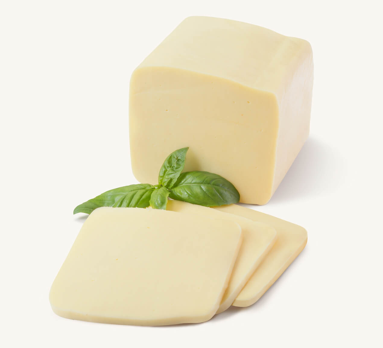 Media barra de queso mozzarella, acompañada de rebanadas cuadradas y hojas de albahaca