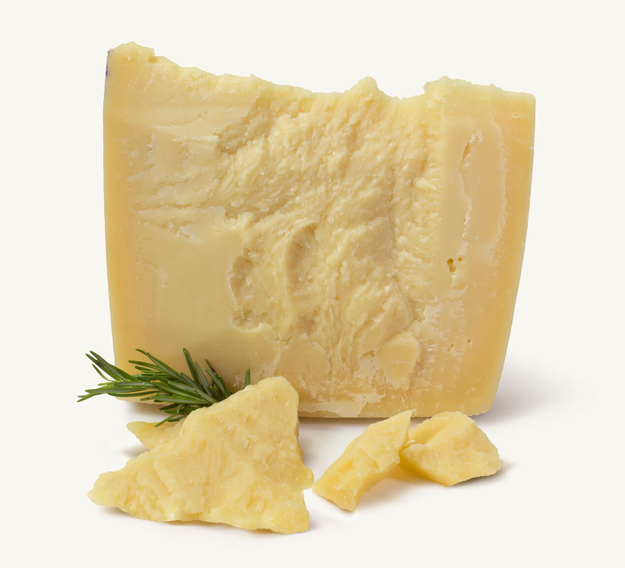 Trozo de queso parmesano con escamas del mismo queso, acompañado de ramita de romero
