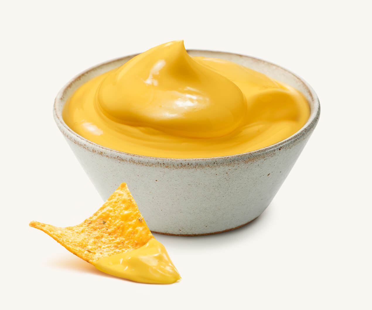 Pote de queso procesado untable de cheddar acompañado de nacho con queso cheddar