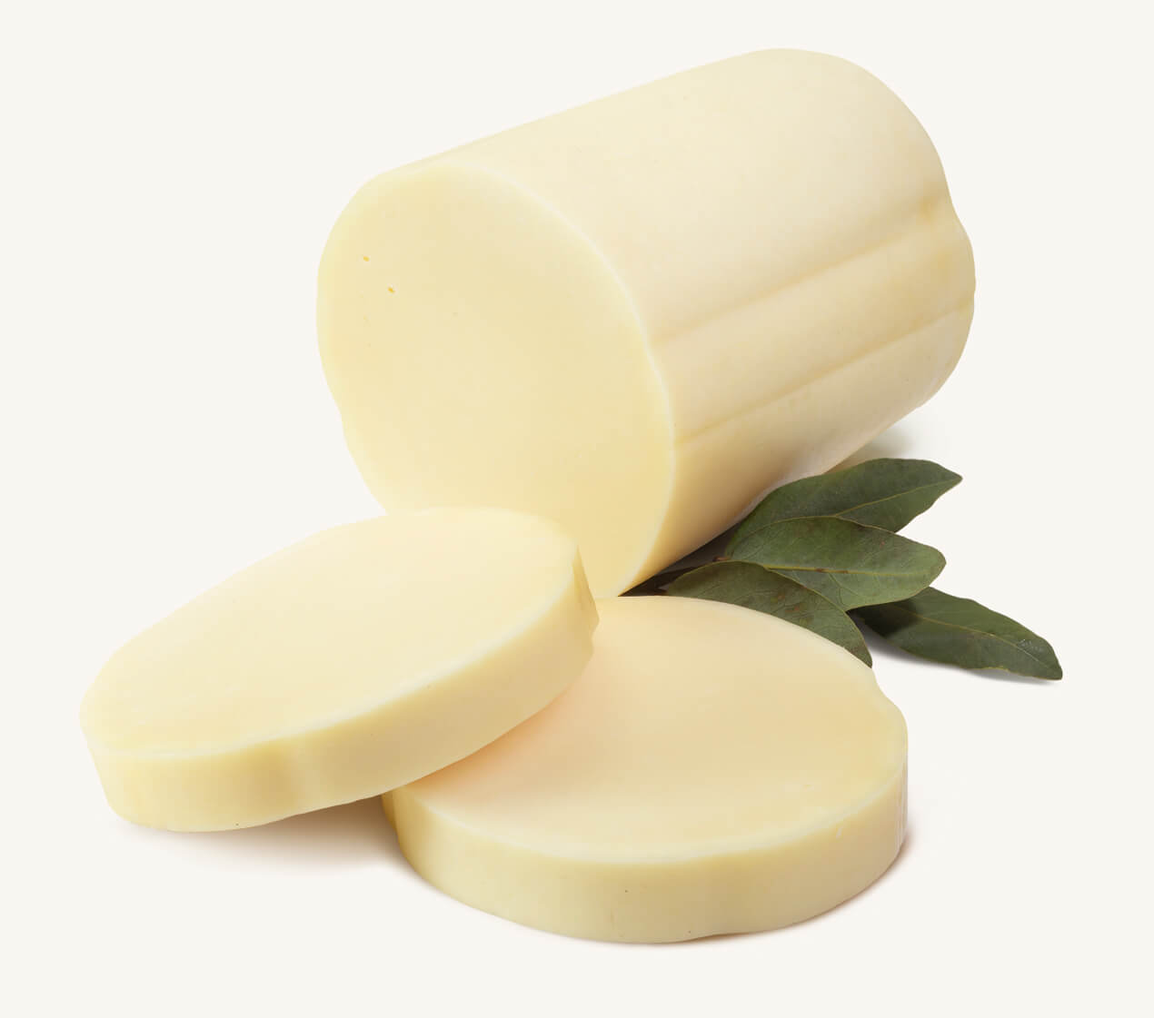 Media horma de queso provolone hilado acompañado de rodajas del mismo queso y hojas de laurel