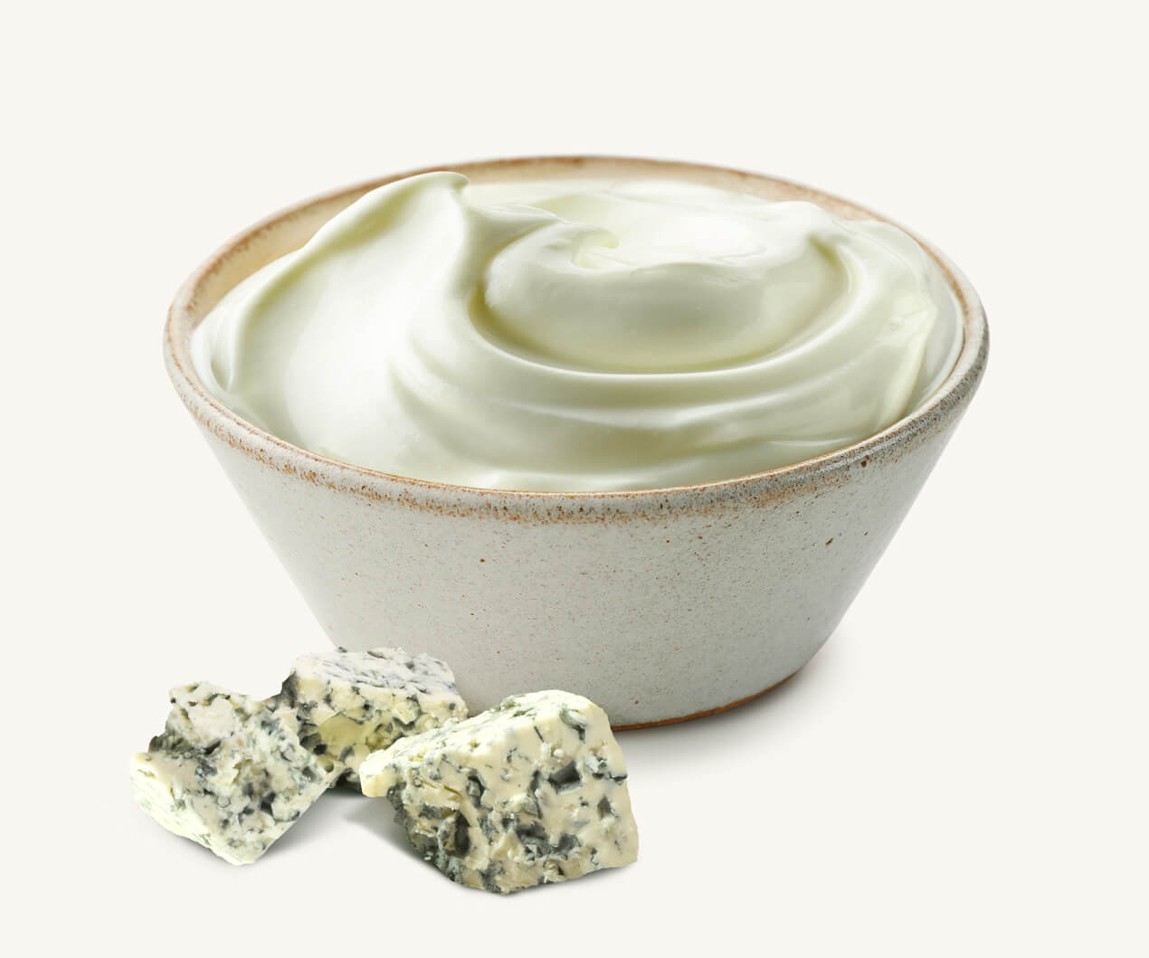 Pote de queso untable azul, acompañado de trocitos de queso azul